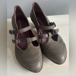 Neosens taupe brown wing tip heeled shoes, women’s size 38. Like new, no wear.